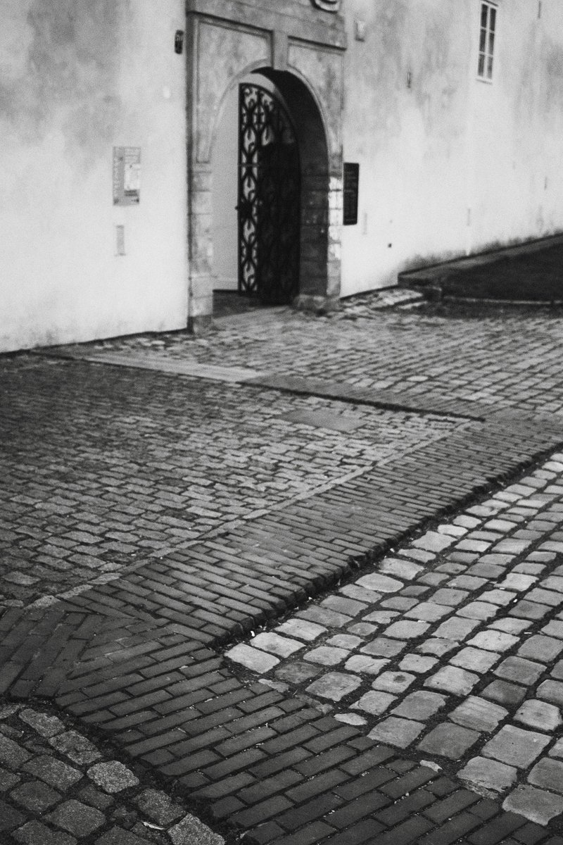 RedkiwiH's tweet photo. A few B&amp;W images from a afternoon walk around Praha.

Fujifilm X-H1, Minolta 28mm 2.8

#praha #czechia #fujifilmxseries #streetphotographyinternational https://t.co/8wwbtoGbpW