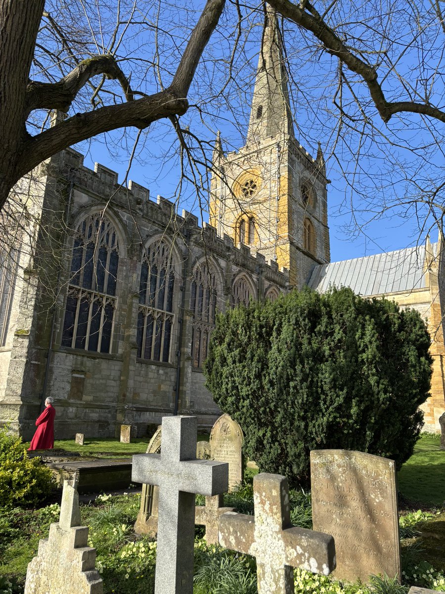 roketronnie's tweet image. choir member catching the sun before 1000 hrs service 

#HolyTrinityChurch #Stratford  

0846 hrs    30/03/25