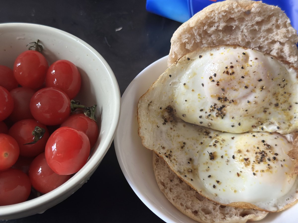 最近都在吃这个组合 简单好吃 用时最多三分钟就可以吃上 麦芬冲下水放空气炸锅 然后夹鸡蛋洒点黑胡椒盐
煎太阳蛋最近有点有点懒人心得：平底锅热后可以喷一点油也可以不喷 把鸡蛋打进去 在旁边倒一瓶盖的水 盖上盖子煎 等水干了关火 如果蛋清凝固不够就再焖一会 这样既没油盐又少油还不粘锅