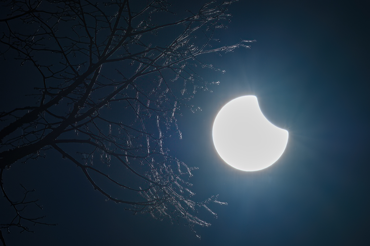 Vakardienas saules aptumsums - pārsteidza mani nesagatavotu. Bez filtriem fotografēt nav forši.