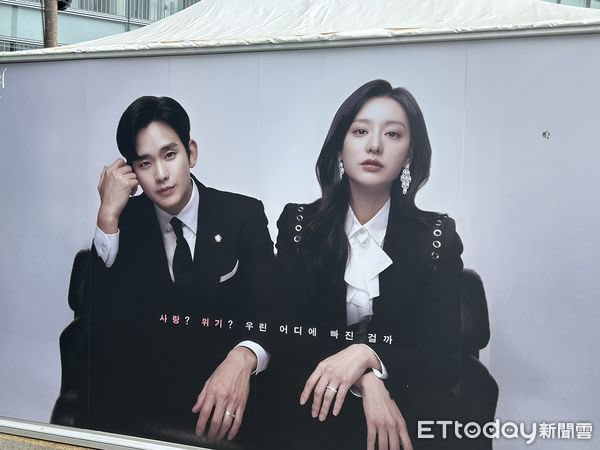 graffychi's tweet photo. Eventhough they cancelled #KimSooHyun from Taiwan event, the support for him is still massive! 💜

“the "Queen of Tears" flash store outside the venue was full of people. Although Kim Soo-hyun did not come, there was still Many fans have come all the way. Not only did they go south to support them, but they also fans from Hong Kong, Singapore, Malaysia and other places insisted on not changing their tickets. Fans from Hong Kong revealed in an interview that they had loved Kim Soo-hyun for more than 10 years, but they suddenly felt that they could not see idols and burst into tears on the spot.” 🥺😭😭

#WeStandwithKimSooHyun 

https://t.co/ivlHL9cRBi