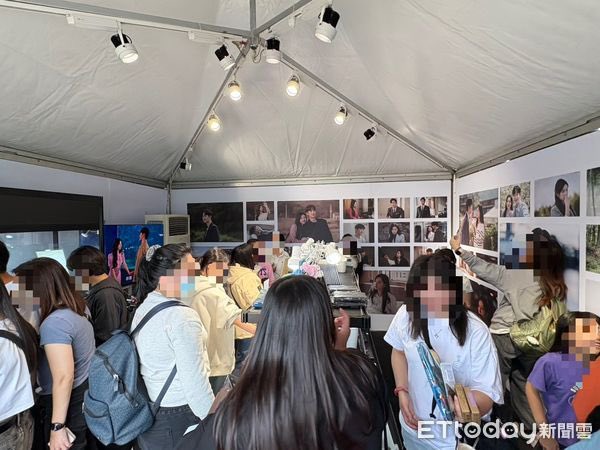 graffychi's tweet photo. Eventhough they cancelled #KimSooHyun from Taiwan event, the support for him is still massive! 💜

“the "Queen of Tears" flash store outside the venue was full of people. Although Kim Soo-hyun did not come, there was still Many fans have come all the way. Not only did they go south to support them, but they also fans from Hong Kong, Singapore, Malaysia and other places insisted on not changing their tickets. Fans from Hong Kong revealed in an interview that they had loved Kim Soo-hyun for more than 10 years, but they suddenly felt that they could not see idols and burst into tears on the spot.” 🥺😭😭

#WeStandwithKimSooHyun 

https://t.co/ivlHL9cRBi
