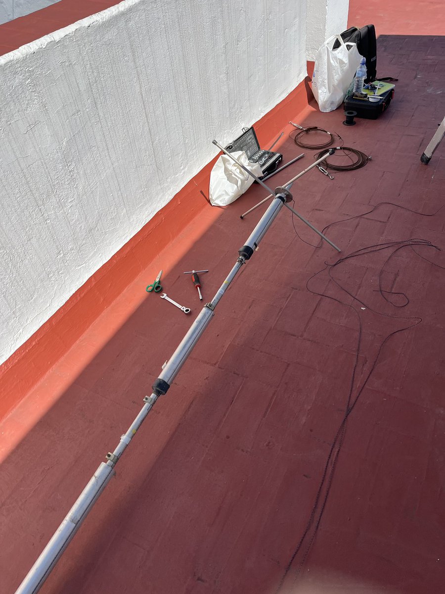 EC7AKV Fonsi tweet media