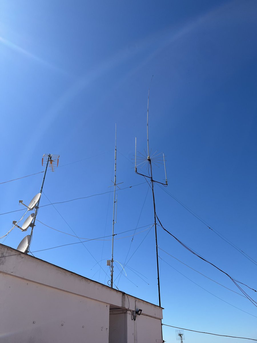 EC7AKV Fonsi tweet media