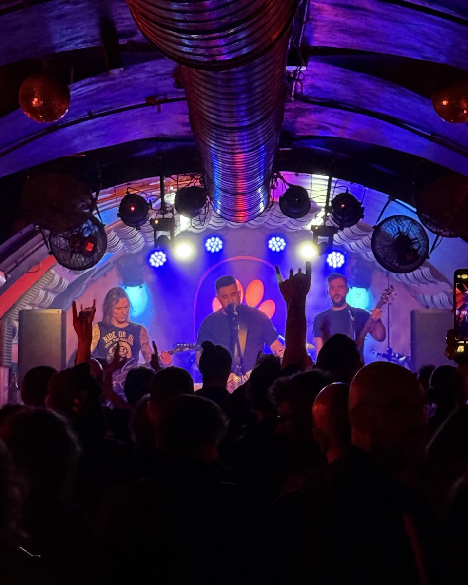 🖤 ¡Gracias por una noche brutal, Madrid!

Ayer lo dimos todo en El Perro con vosotr@s. Gracias al público, al equipo de la sala y a nuestros compis de escenario La Ley de Mantua.

#romeooficiales #OrigenRomeo #ConciertoMadrid #MadridRock #RockEnVivo