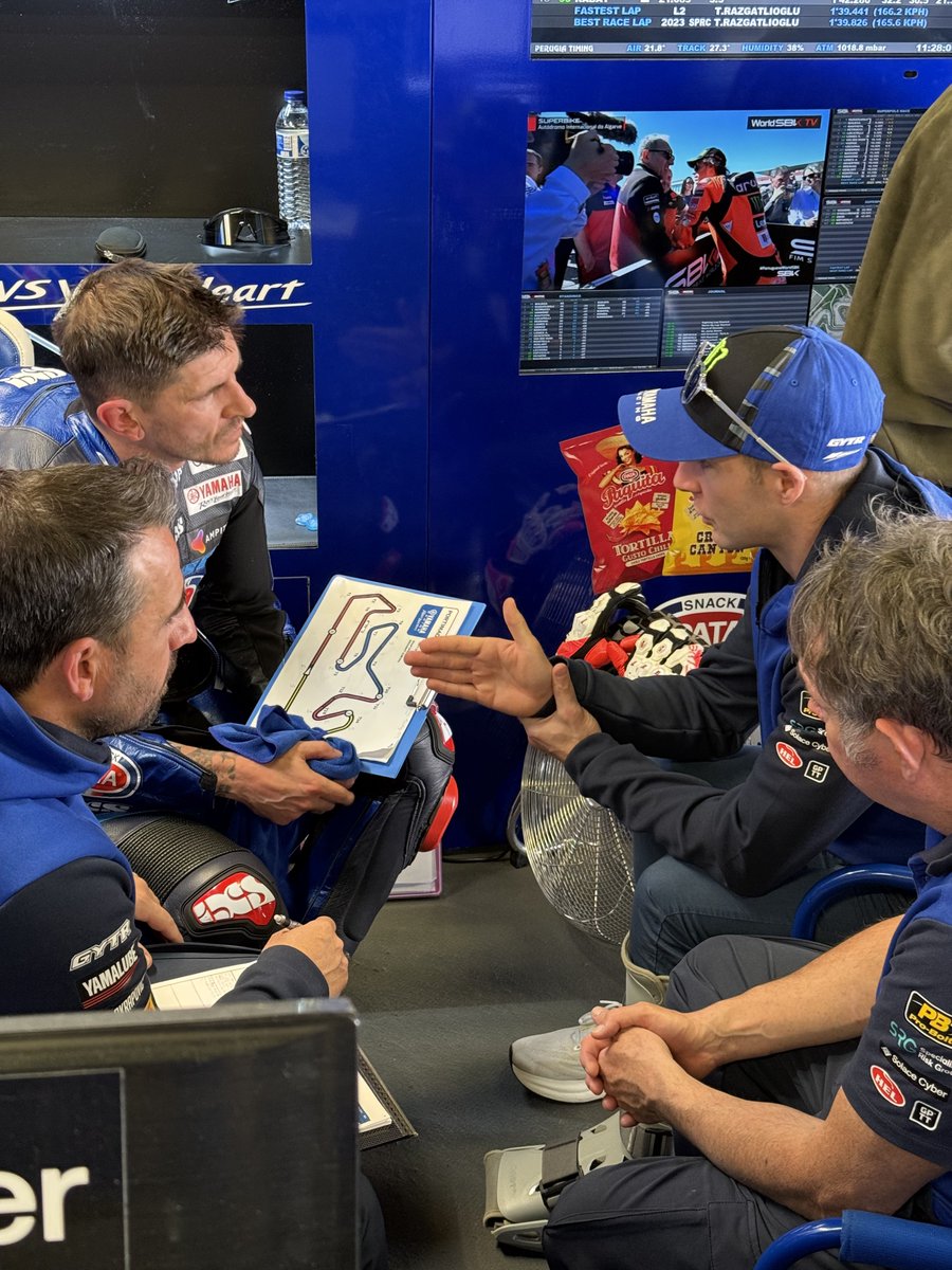 A few tips from <a href="/jonathanrea/">Jonathan Rea</a> for <a href="/ohalloran22/">Jason O’halloran 2⃣2⃣</a> after the Superpole Race #teamwork 👌

#YamahaRacing #PortugueseWorldSBK