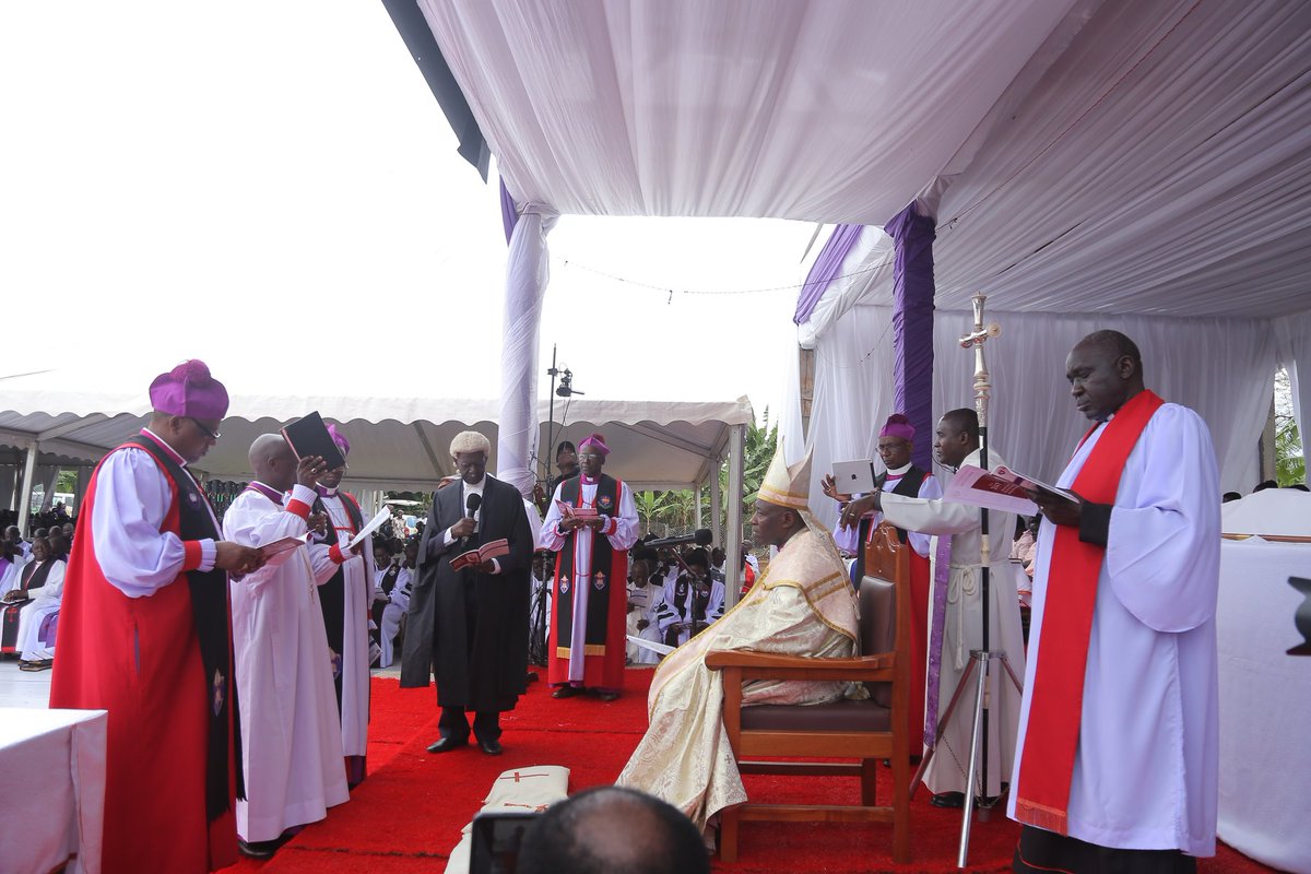 coufamilytv's tweet photo. In the presence of His Grace, the Archbishop of the @ChurchofUganda_, the Bishop-elect, Rev. Can. Gaster Nsereko solemnly affirms the oath, declaration, and undertaking, officially stepping into his new role.
#WestBugandaDiocese #BishopConsecration https://t.co/2CTbI7HTDc