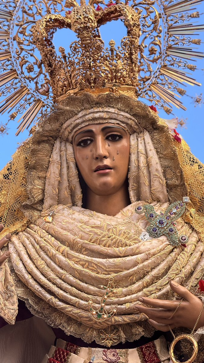 ”Que aunque digan lo que digan,
¡Mientras viva su Esperanza
Triana siempre estará viva!

Triana espera en sus ojos
y en su divina sonrisa
y en la ternura morena
y en el sol de sus mejillas
y en sus lágrimas de Madre
y en la Esperanza infinita
del pañuelo que consuela
el dolor de