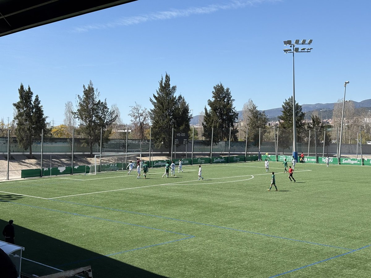 ⏰ Descanso en el Municipal

El gol de la <a href="/Penyadeportiva/">SCR Peña Deportiva</a> y de un árbitro que da la sensación que está más por coartar las acciones y la mentalidad de los jugadores verdes, hace que estemos empatando el partido

Los jugadores a destacar seria <a href="/BekaBek33704543/">Boris Kouassi Officiel ♥️🇨🇮</a> y <a href="/JaviSerra93/">Javi Serra</a> que