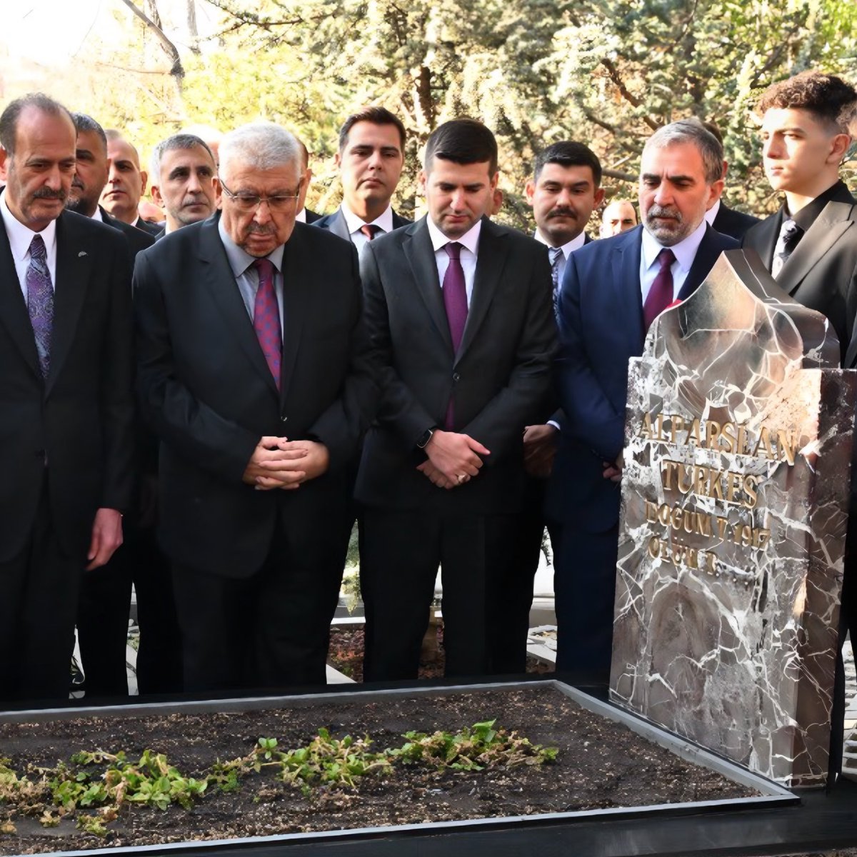 vaziyetcomtr's tweet photo. MHP, uzun yıllar sonra ilk kez, Devlet Bahçeli olmadan Alparslan Türkeş'in kabrini ziyaret etti. https://t.co/lrKWhFdmrM