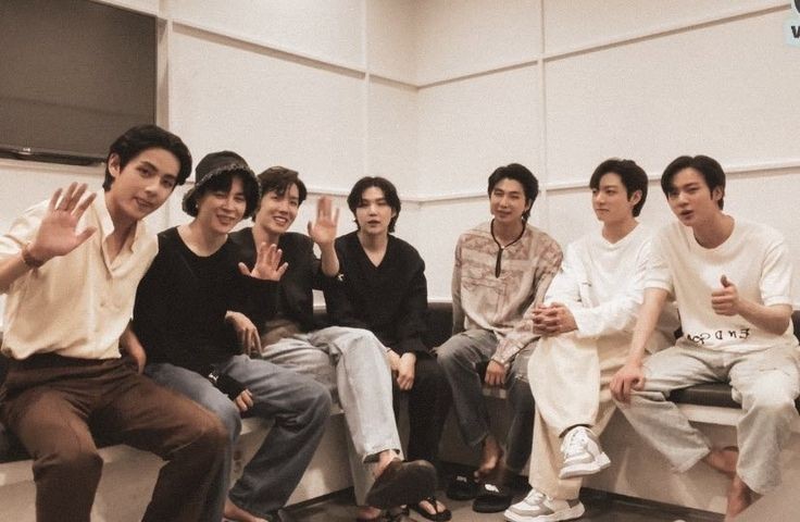 guemaungeluh's tweet photo. Kosan Politik edisi Lebaran! 
— Sulung dan adik adiknya edition✨️

📌 BTS few tweets AU https://t.co/vrsaxn5r6m