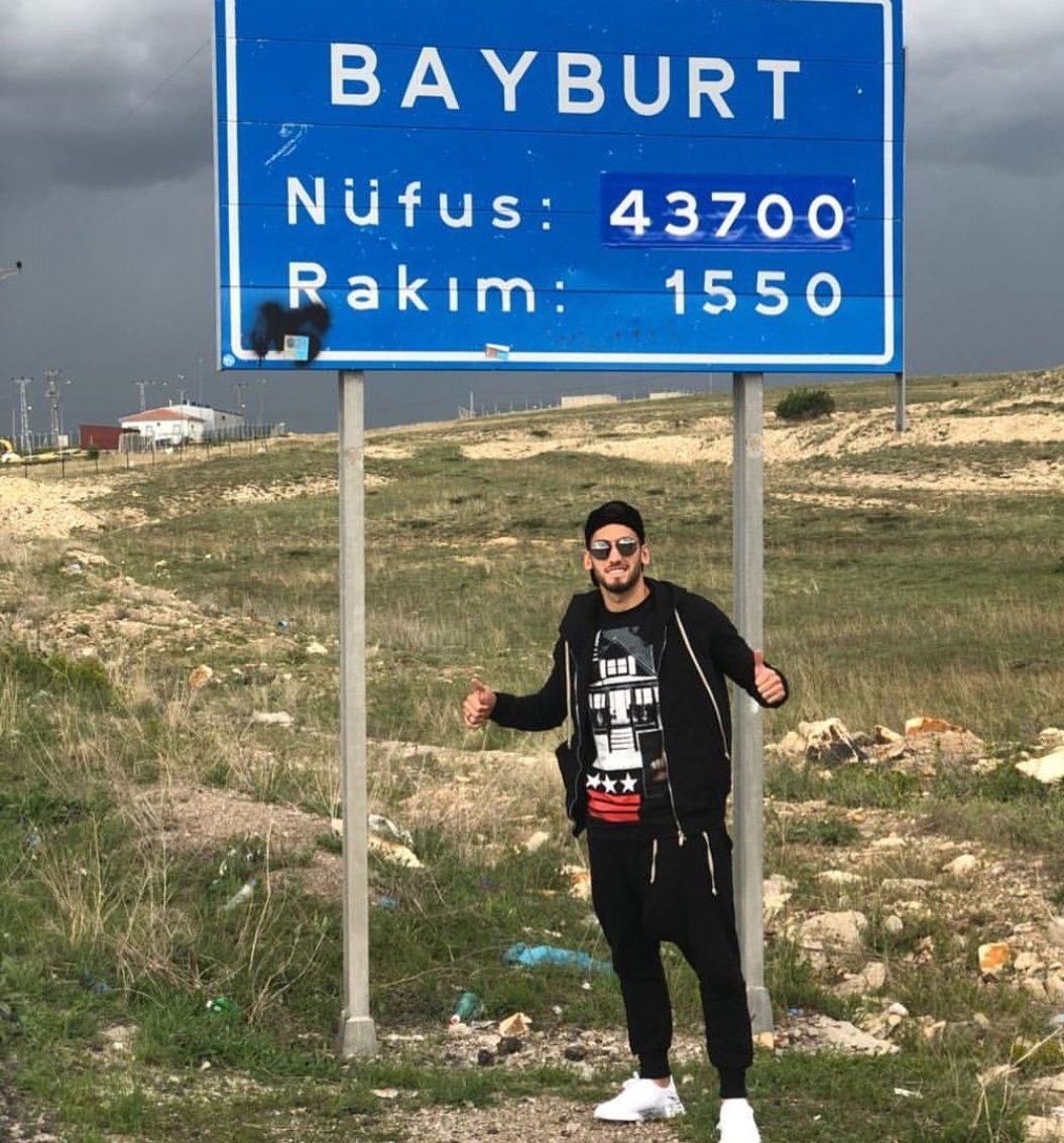 Hakan Çalhanoğlu: Ben köycüyüm, tatil zamanlarında köyde vakit geçirmek istiyorum. Bayburt’ta at binmeyi, balık tutmayı seviyorum. Dedemle tarlada vakit geçirmekten büyük keyif alıyorum. Köyün yemeklerini, tavuklarını, koyunlarını, ineklerini ve o doğal ortamı çok seviyorum.