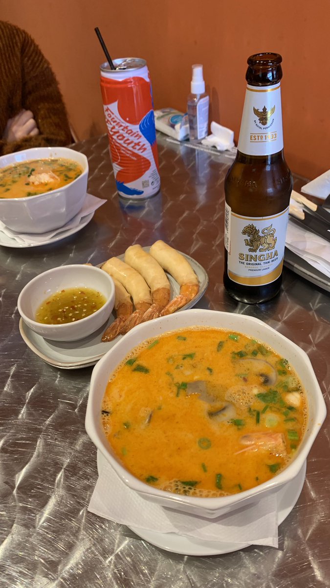 FScripcaru's tweet photo. Am căutat mult în București gustul autentic thailandez, l-am găsit în sfârșit la "Isan Thai Kitchen" 😍🍜🍽️ Bucătarii sunt thailandezi și folosesc produse locale direct din Thailanda👨🏽🍳🇹🇭🥭🍤🥥
#Asia #AsianFood #Thailand #ThailandFood #Isan #IsanThaiKitchen #ThaiKitchen #TomYum #Singha #PrawnInBlanket