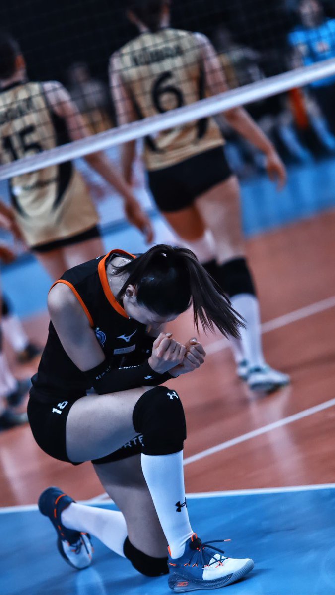 좋아하는 걸 가장 잘할 수 있는, 진짜 잘난 사람. 절대 뒤돌아보고 후회하지 않는 사람.

좋아하고 시간을 결코 단 한 번도 부끄럽게 만든 적 없는 사람.

남은 시간 열심히 응원할게.
진짜 보고 싶다.
우리 내일 만나.
김연경, 사랑해 🩷💜