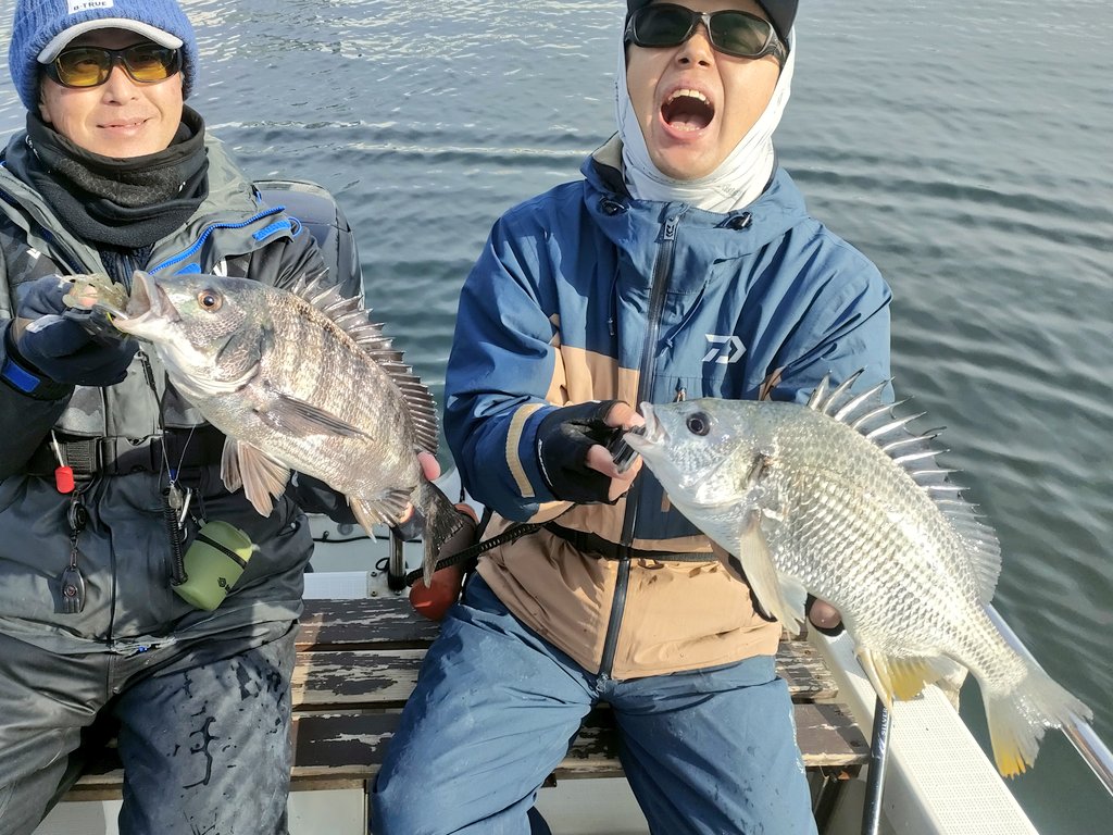 Taka_icfc's tweet photo. 前日の雨で水温気温も一気に下がって心配でしたが居る所には居る感じでショートバイトに悶絶しながらボート初挑戦のお客様も複数キャッチ🐟
#Megabass #礁楽 #ボトルシュリンプSW #OrochiX10 #PR https://t.co/CfLCmAepvq