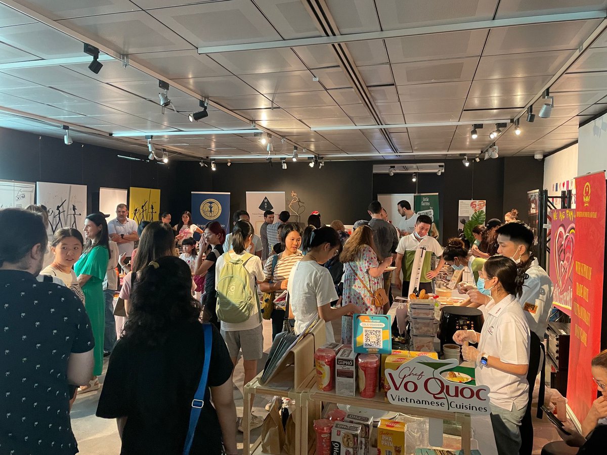 KaterynaZelenko's tweet image. What a fantastic day at Francophone-EAT – a delicious event as part of the Francophonie Festival in #Singapore! 
This time, #Ukraine joined the celebration, bringing the flavors of our rich culinary heritage to the table. 
Thank you for visiting us, friends! 💛💙
#MadeInUkraine