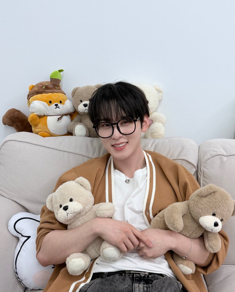 XODIAC_MEMBERS's tweet photo. [#현식] 

🤓안녕 쏘블링이들🤓

#XODIAC #소디엑 #HYUNSIK #현식 https://t.co/zlPvxp5lBm