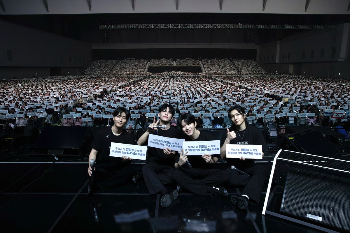 [ #DAY6_BEHIND ]

입꼬리 자동 승천한 대구 막콘 •ᴗ•
영원히 곱씹을 추억 남기고 가요 ミ★

#DAY6 #데이식스
#DAY6_3RD_WORLDTOUR
#FOREVER_YOUNG
#Band_Aid
#녹아내려요