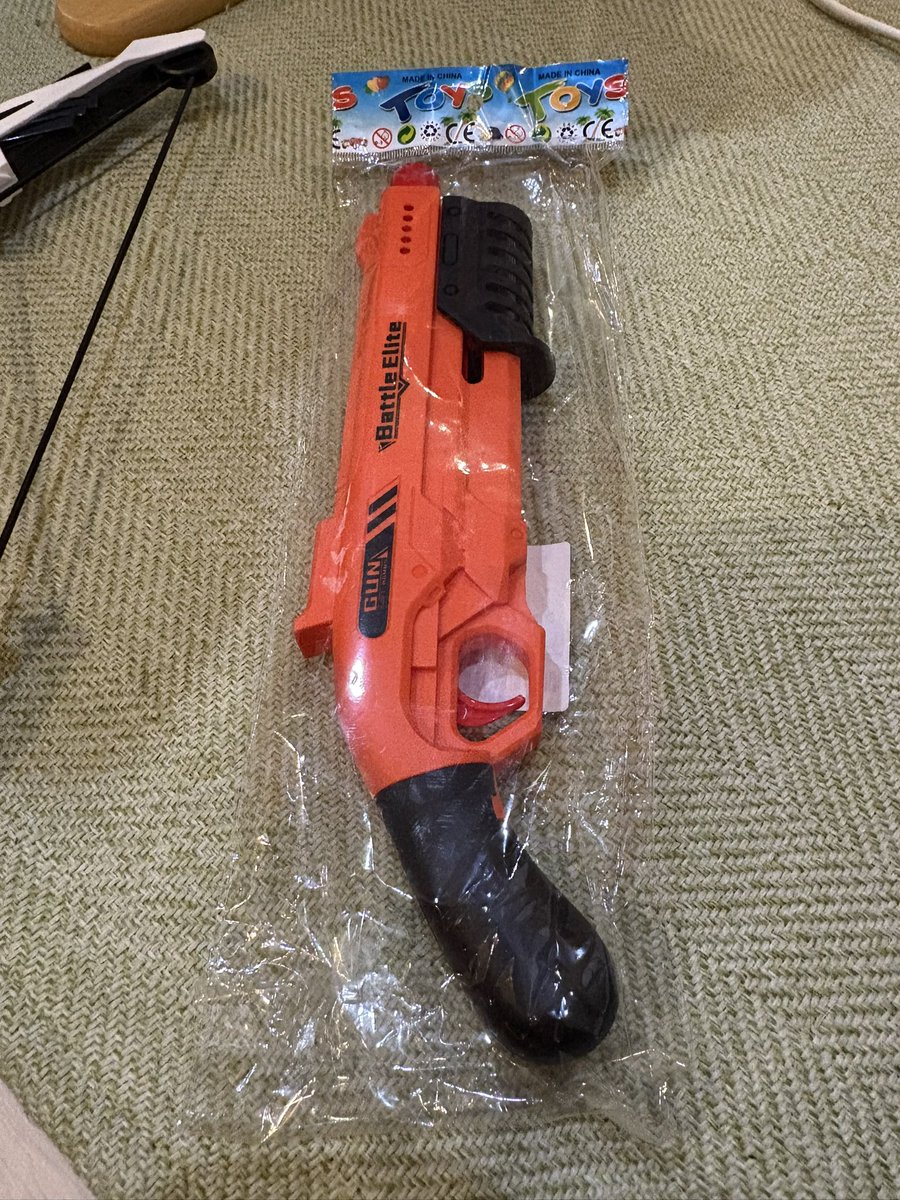 pickles_Nerf's tweet photo. アリエクから届いた約600円程のショットガン。水鉄砲かと思う様な外見とサイズです。なお注文は付け替え出来るストックが2種類付いたバージョンだったが一個しか入って無い…
#NERF #ナーフじゃないやつ https://t.co/TEcP7gxskM