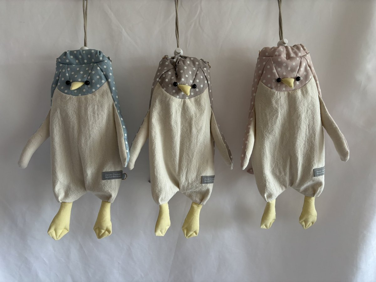 こんばんは🌛
今日は寒くて、時折り雪も❄️
気温差が辛いです😭

ドットのペンギンちゃんできました🐧♡
水色、ブラウン、ピンク。
可愛いニュアンスカラーです🩵🤎🩷

#ペットボトルカバー
#ハンドメイド