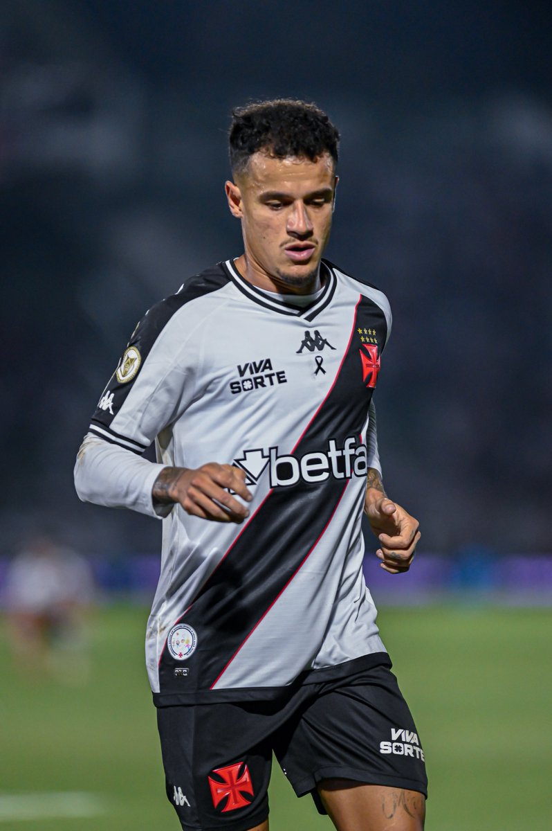 _BeFootball's tweet photo. Les joueurs du Vasco reconnaissent Dimitri Payet à sa juste valeur ✨🇫🇷

Coutinho 🇧🇷 : « 𝗖'𝗲𝘀𝘁 𝘂𝗻 𝗲𝘅𝗰𝗲𝗹𝗹𝗲𝗻𝘁 𝗷𝗼𝘂𝗲𝘂𝗿, 𝗷𝗲 𝗹'𝗮𝘃𝗮𝗶𝘀 𝗱𝗲́𝗷𝗮̀ 𝗮𝗳𝗳𝗿𝗼𝗻𝘁𝗲́ 𝗲𝗻 𝗔𝗻𝗴𝗹𝗲𝘁𝗲𝗿𝗿𝗲 ».

Alex Teixeira 🇧🇷 : « 𝗝'𝗲́𝘁𝗮𝗶𝘀 𝗳𝗮𝗻 𝗱𝗲 𝗹𝘂𝗶 𝗾𝘂𝗮𝗻𝗱 𝗶𝗹 𝗲́𝘁𝗮𝗶𝘁 𝗲𝗻 𝗘𝘂𝗿𝗼𝗽𝗲. 𝗝'𝗮𝗱𝗼𝗿𝗮𝗶𝘀 𝘀𝗼𝗻 𝘀𝘁𝘆𝗹𝗲 𝗱𝗲 𝗷𝗲𝘂 𝗲𝘁 𝘀𝗼𝗻 𝗰𝗵𝗮𝗿𝗶𝘀𝗺𝗲. 𝗔𝘂 𝗕𝗿𝗲́𝘀𝗶𝗹, 𝗼𝗻 𝗮𝗽𝗽𝗲𝗹𝗹𝗲 "𝗚𝗶𝗻𝗴𝗮" 𝘂𝗻 𝗷𝗼𝘂𝗲𝘂𝗿 𝘁𝗲𝗰𝗵𝗻𝗶𝗾𝘂𝗲, 𝗾𝘂𝗶 𝗮 𝗱𝗲 𝗹𝗮 𝗺𝗮𝗴𝗶𝗲 𝗱𝗮𝗻𝘀 𝗹𝗲𝘀 𝗽𝗶𝗲𝗱𝘀. 𝗣𝗼𝘂𝗿 𝗹𝘂𝗶, 𝗼𝗻 𝗽𝗲𝘂𝘁 𝗰𝗹𝗮𝗶𝗿𝗲𝗺𝗲𝗻𝘁 𝗱𝗶𝗿𝗲 "𝗚𝗶𝗻𝗴𝗮". »

(@CanalplusFoot)