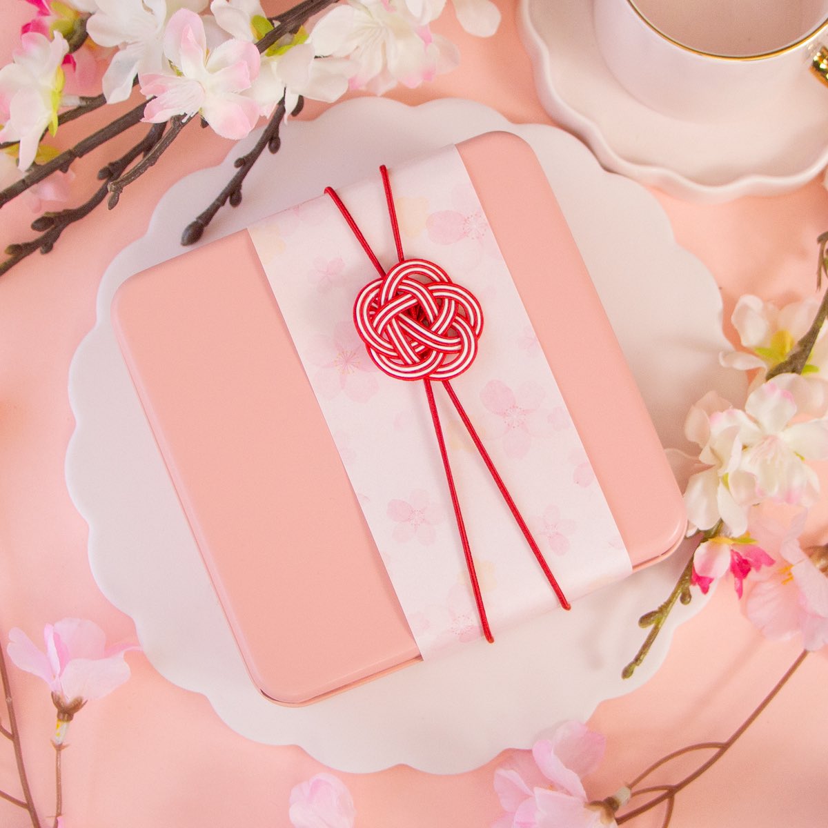 春のごちそうぎゅっと詰まったクッキー缶🌸

桜・いちご・よもぎ・抹茶…春の素材たっぷり詰め込んだ、この季節だけの特別な缶です

紅白の梅結び水引ラッピングも
春の贈り物やお茶のお供に🌸

🛒ご購入はプロフィールのリンクから！

#クッキー缶 #春限定 #お菓子好きな人と繋がりたい #桜スイーツ