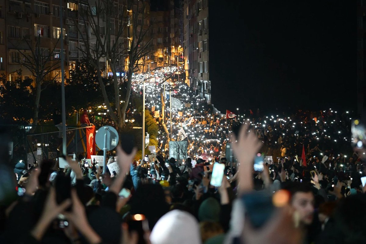 Protestocu bir öğrenci, firkateyn üreten bir firma CEO'sunun oğlu çıktı...

Avukat mahkemede, 'Babasının Cumhurbaşkanı ile fotoğrafı var, keşke gitmeseydi' diye savundu, o öğrenci serbest kaldı, diğer 7'si tutuklandı...

gazetepencere.com/gundem/protest…