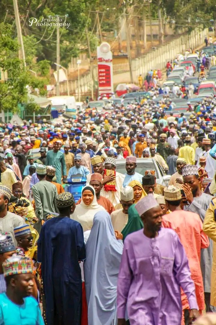 Nyamisaac1138's tweet photo. Some beautiful pictures of Eid prayer in Jos 🤗🙏🙏..Happy Eid celebration all Muslim Faithfuls in Jos 🎉🎉
RT 🙏
#Opay #Wherewike #hunters #FirstEid #Eid #wizkid #davido #plateau https://t.co/ilwXkzvR2f