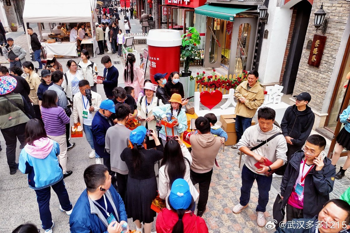 ningxing2021's tweet photo. Dazhonglu  Rord in Xunyang  District is bustling and a popular gathering for young people.#jiangxiculture #culture https://t.co/dKYVoYuWGz