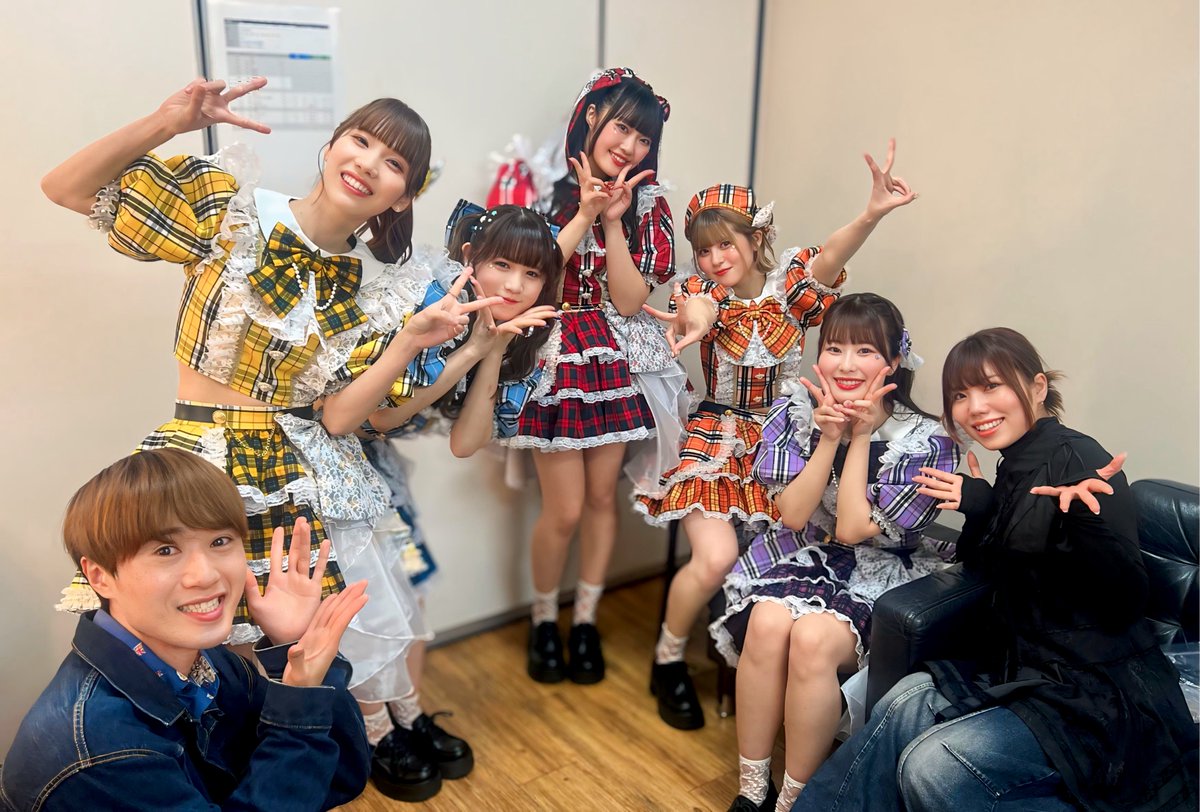 piyooioi's tweet photo. 着実に一歩ずつ、そして気付いた時にはびっくりするほどの成長を見せてくれるShupines。

自分自身を、グループを愛して大切に出来るからこそ、周りからもたくさん愛される素敵な5人です。

#しゅぴねすふぃーばー 大成功おめでとう！
これからの旅路にも幸あれ✨✨

ダンスのmanafy先生とメンバーと📸 https://t.co/97fAzzyhkZ
