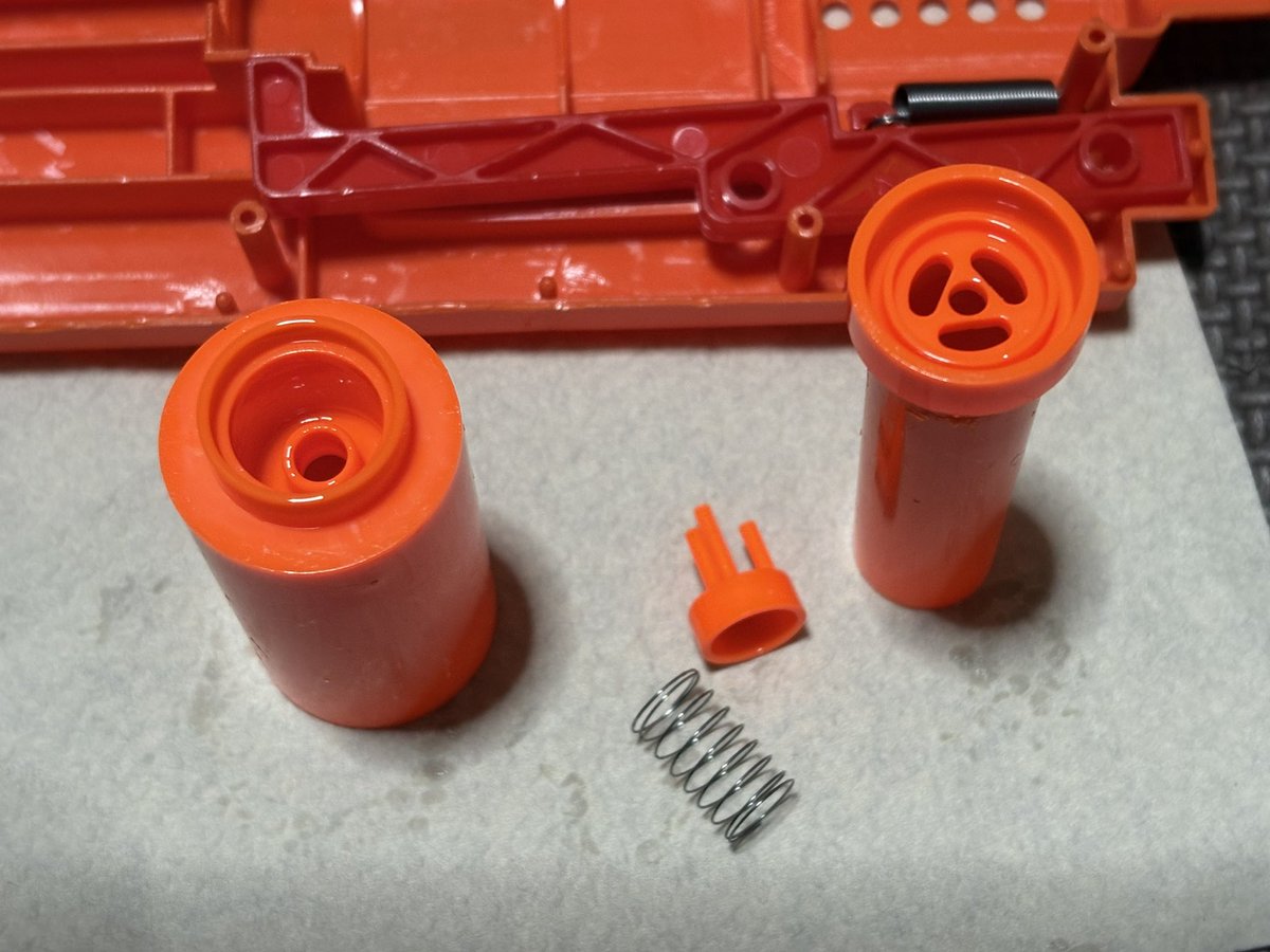 pickles_Nerf's tweet photo. 初速は16前後なので、開けてみる事にしたのだがネジが一本も使われて無く全てハメ込み仕様。強度的にバネ強化は諦めOリングの交換で18前後にはなりました。 https://t.co/7ij9XvU6B8