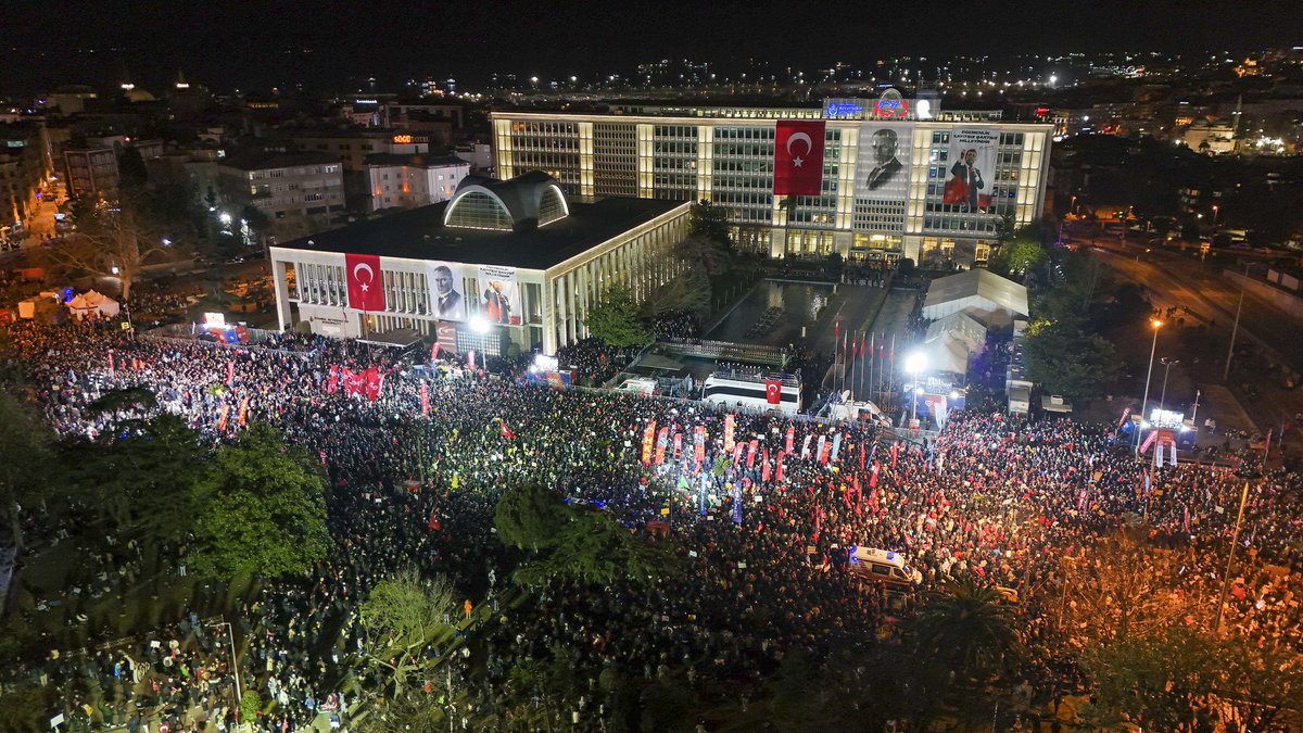 İstanbul'daki Ekrem İmamoğlu gösterilerinde gözaltına alınan 24 yaşındaki bir gencin babasının TSK'ya fırkateyn üreten bir şirketin CEO'su olduğu ortaya çıktı.

Gencin avukatı bu hususu savunmasında beyan etti. Mahkeme, genci serbest bıraktı. (Anka)
