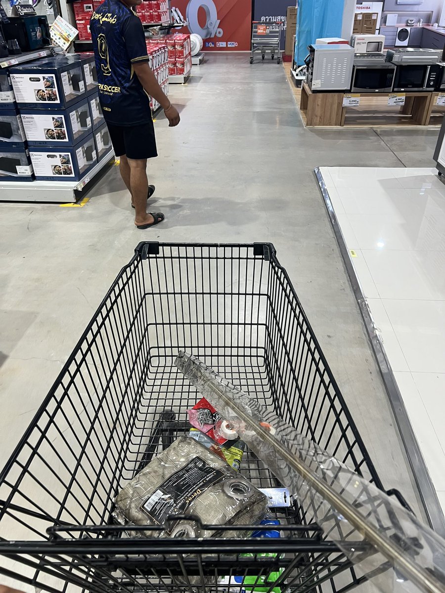 ช่างมาพาซื้อของเตรียมรีโนเวทบ้าน  บอกช่างว่าอะไรที่คิดว่าสวยจัดเลย 🤣 #ชลบุรี #พัทยา #แหลมฉบัง