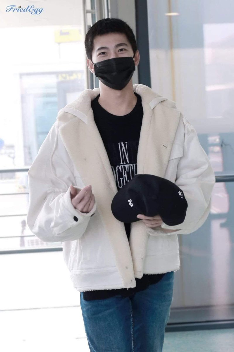 kwang_KSs's tweet photo. รอยยิ้มภายใต้ Mask 😷
กับตาสระอิ😊
น่ารักกกกกก💕 https://t.co/LHnSqNpp0X