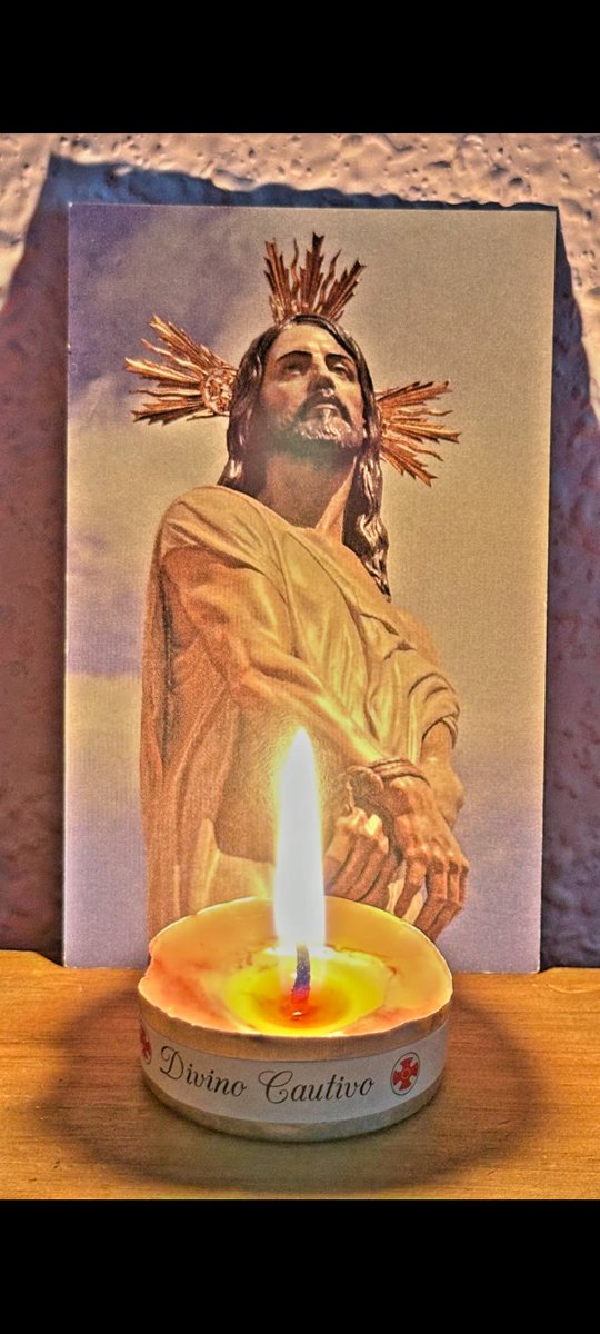 Toda la oscuridad en el mundo no puede apagar la luz de una sola vela.