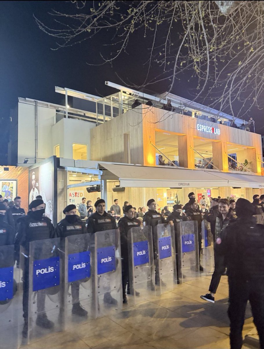 Tusaş’s 3 terörist elinini kolunu sallaya sallaya girdi, bizim emniyet güçleri kahveci koruyor.!