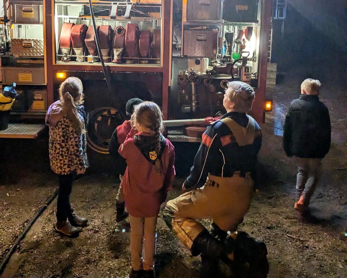 sw3lbp's tweet photo. De #Brandweer was op bezoek bij het weekendkamp van de #Bevers!🔥 #scouting #apeldoorn #sw3lbp #brandweer #vuur #victorveilig #blussen https://t.co/ESzUachUvB