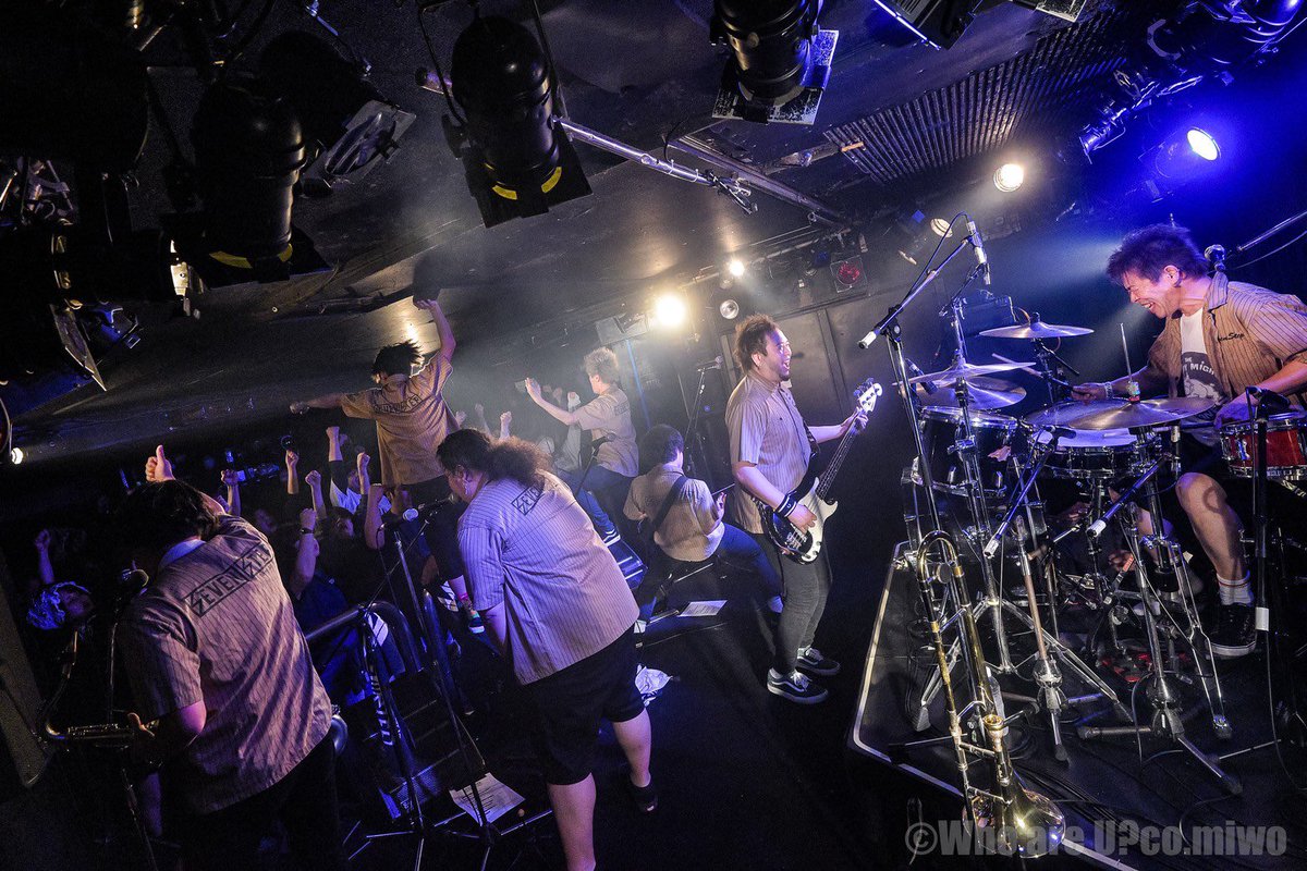 SEVEN STEP (@7s_skapunk) on Twitter photo 3/29千葉LOOK
ご来場いただいた皆さん、ありがとうございました!
熱を帯びたフロアが最高でした‼️
特別なイベント、唯一無二の空間でライブできたこと、皆さんの笑顔がが何より嬉しい‼️
改めて、AGE OF KID、レコ発おめでとうございます!
ツアー後半も大成功を願っています‼️
photo by <a href="/noelmiwo/">Who are U?co.澪</a> 3/29千葉LOOK
ご来場いただいた皆さん、ありがとうございました!
熱を帯びたフロアが最高でした‼️
特別なイベント、唯一無二の空間でライブできたこと、皆さんの笑顔がが何より嬉しい‼️
改めて、AGE OF KID、レコ発おめでとうございます!
ツアー後半も大成功を願っています‼️
photo by <a href="/noelmiwo/">Who are U?co.澪</a>