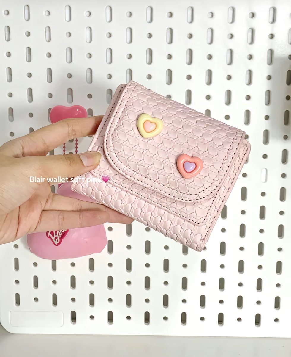 myorensarea's tweet photo. makin dewasa makin suka warna pink kaya gini, minimal sekali seumur hidup koleksi dompet lucu serba pink 🤗🎀👍 https://t.co/R9fdiHv8NT