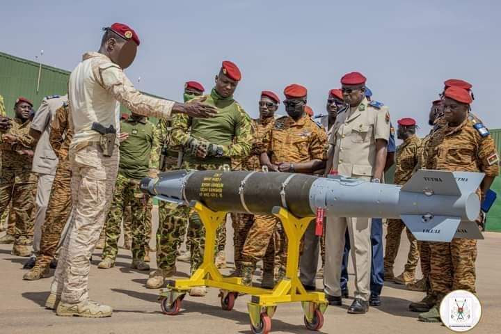 Intelligency225's tweet photo. Au #BurkinaFaso 🇧🇫, Vos drones sont achetés avec de fortes restrictions. En réalité ils ne volent que sur autorisation des vendeurs. Ils ne vous appartiennent que sur le papier !Sinon un Akinci met environ 1 heure pour relier #Ouagadougou à #Diapaga. Le #MPSR2 à échoué. https://t.co/Qh8FzcJe1i