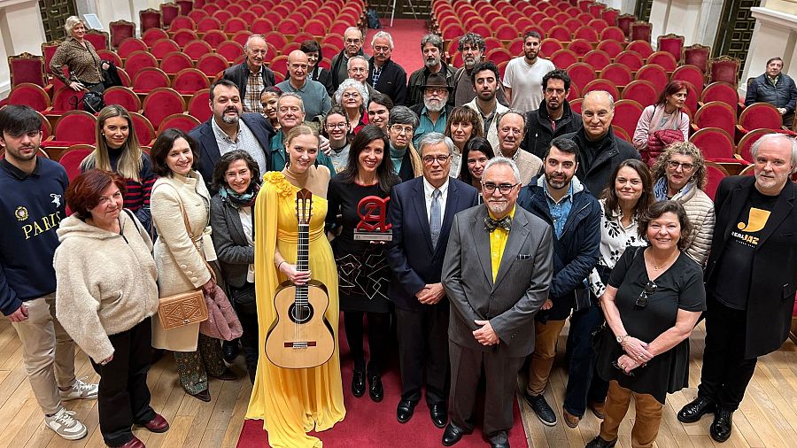 🏅La famosa casa de guitarras <a href="/AlhambraG_Spain/">Alhambra Guitarras</a> entrega su premio anual a <a href="/radioclasica/">Radio Clásica</a> ¡¡¡por su apoyo a la guitarra!!! 👏👏👏👏fundacionalhambraguitarras.org/es/internation…