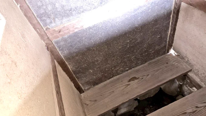 みんな大好き、おトイレ資料3種類もおトイレあってありがたい…中級武家屋敷がわのトイレが一番立派で小部屋がいくつかあって和式便器まである。…頭がこっち側なんだね?町家のトイレは便器がなくて板を渡しただけ 