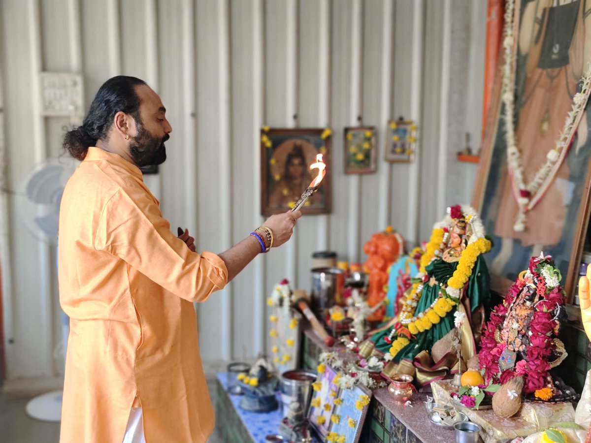 MGamit6's tweet photo. आज चैत्र नवरात्रि के प्रथम दिन (रविवार, 30/03/2025) के शुभ अवसर पर श्री नवनाथ धाम, बिलीमोरा, गुजरात में परम पूज्य श्री छोटेदादा ने भक्ति भाव से माताजी की पूजा अर्चना की । https://t.co/HPQNxHspkq