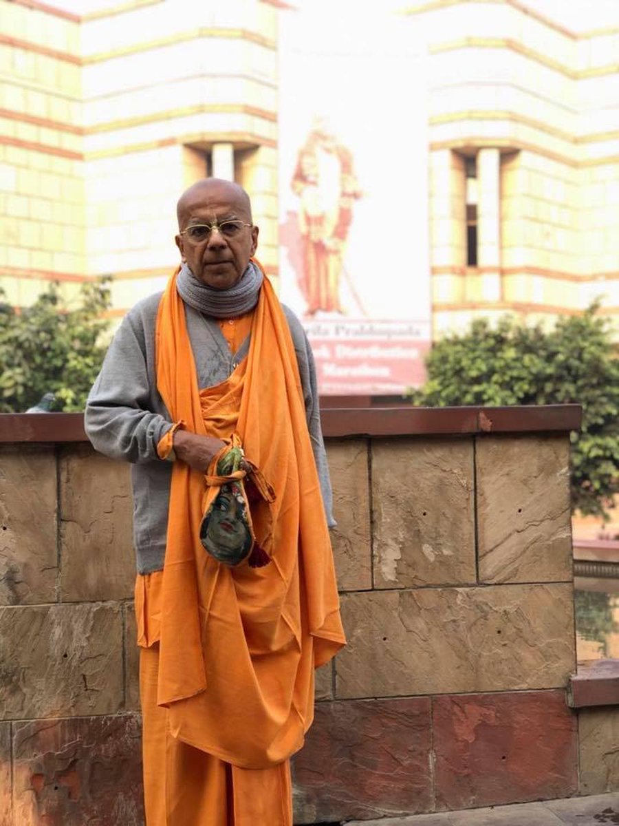 GKGquotes's tweet photo. (3) श्री श्री राधा-कृष्ण के हास्य-परिहास-सम्भाषण के समय उनके रूप लावण्य की राशि अमृत बरसा रही है। श्रील नरोत्तम दास ठाकुर कहते हैं ‘‘ये सुखमय नित्यलीलायें मेरे मन में सदा स्फुरित होती रहें। ’’

वृन्दावन रम्यस्थान - श्रील नरोत्तमदास ठाकुर द्वारा

(3) The beauty and sweetness of https://t.co/pwL2CYz4Ux