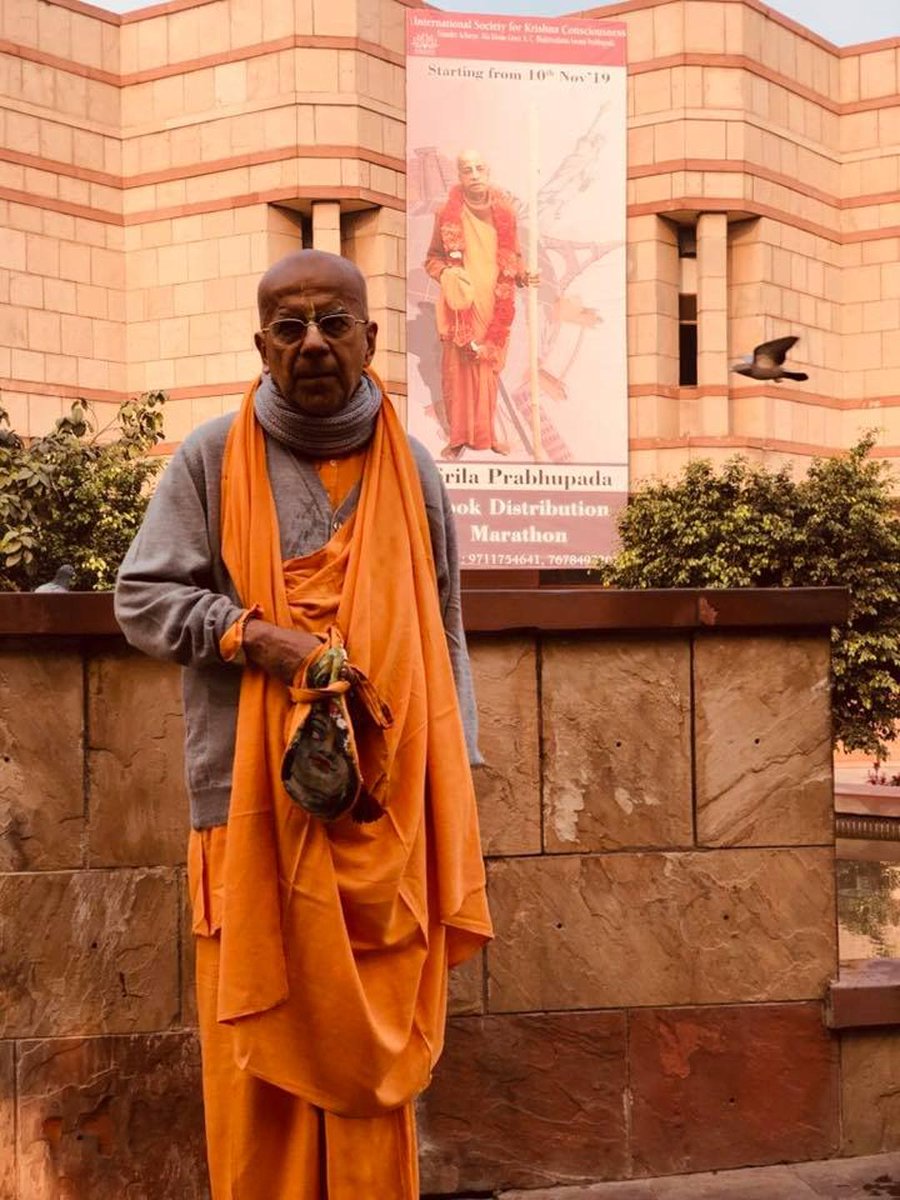 GKGquotes's tweet photo. (3) श्री श्री राधा-कृष्ण के हास्य-परिहास-सम्भाषण के समय उनके रूप लावण्य की राशि अमृत बरसा रही है। श्रील नरोत्तम दास ठाकुर कहते हैं ‘‘ये सुखमय नित्यलीलायें मेरे मन में सदा स्फुरित होती रहें। ’’

वृन्दावन रम्यस्थान - श्रील नरोत्तमदास ठाकुर द्वारा

(3) The beauty and sweetness of https://t.co/pwL2CYz4Ux