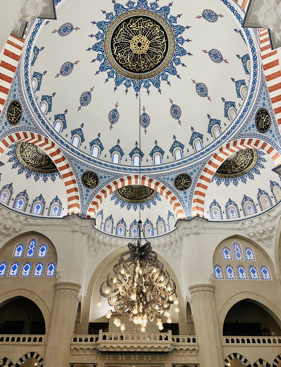 GËZUAR FITËR BAJRAMIN!🤲

📸 Xhamia e madhe e Namazgjasë në Tiranë🕌