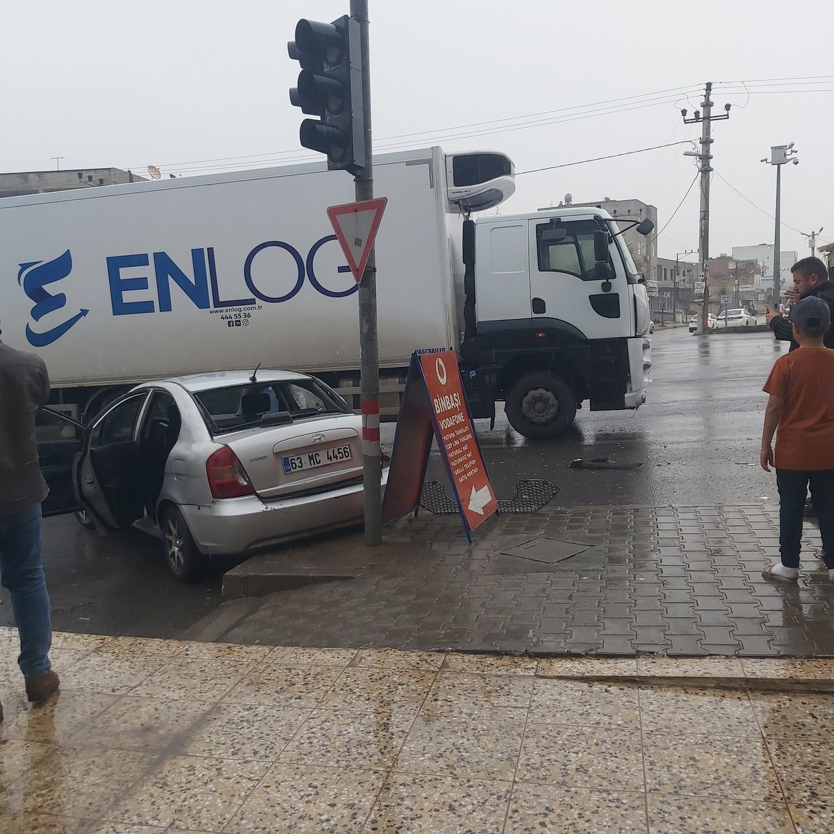 2 gündür Hilvan'da çalışmayan Trafik ışıklarından dolayı yaşanan kaza veya yaşanacak kazaların sorumlusu sizlersiniz <a href="/hilvankaymakam/">T.C. Hilvan Kaymakamlığı</a> <a href="/Hilvanbeltr/">Hilvan Belediyesi</a> <a href="/Hilvansondakika/">Hilvan.sondakika</a>