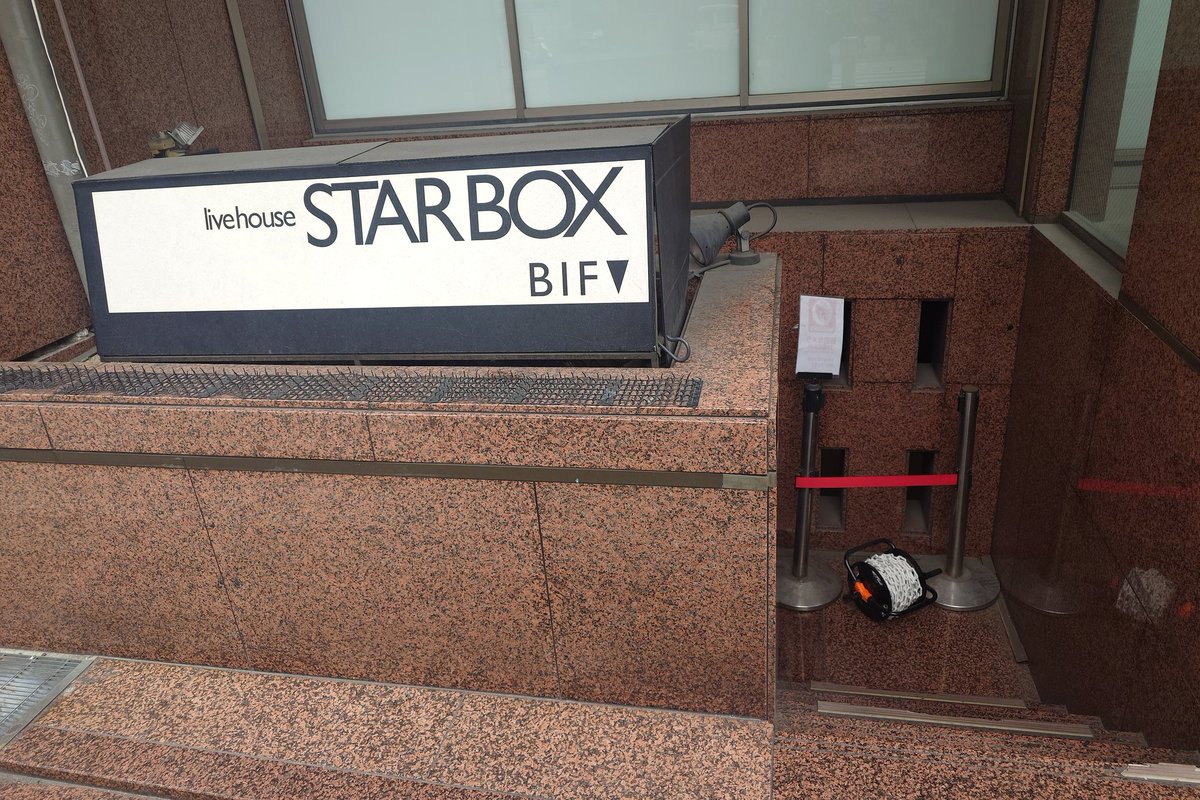 shinkoro_miejin's tweet photo. mahocato(MINT mate box)『encore』大阪編①
1人東名阪ツアー最後3日目日曜日は大阪でmahocatoライブ、19年のMINT解散から去年復活の東京2公演を経ての大阪編!
まさか今日含めて3回も復活ライブしてくれるとは思ってなかった😲
ただ今回が本当のラストのようです、名残惜しい!😢
#MINTmatebox https://t.co/e7pIj138Lt