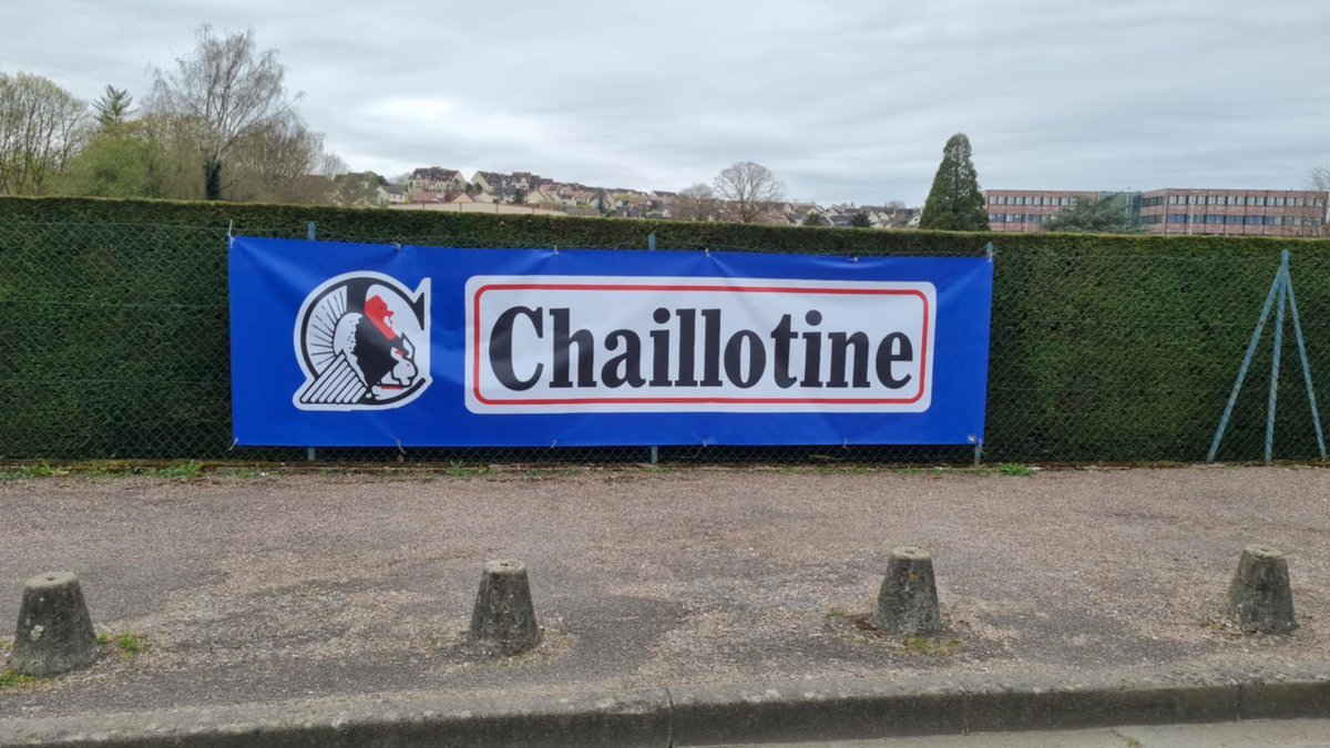Christo70097310's tweet photo. Une banderole « Chaillotine » a été installée devant le stade (entrée principale). Elle est là pour rendre hommage à Gérard Bourgoin. Elle peut aussi vous servir à faire des photos souvenirs…
#Lookpub
@à la une
Vimpierre Alexis https://t.co/38tZThTdm3
