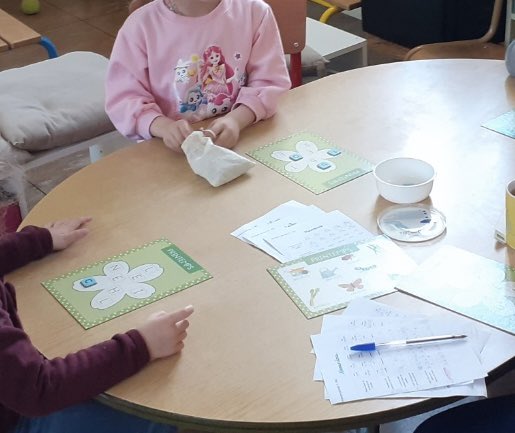 #langage
Les MS explorent La fabrique de la lecture chez Hatier.
Des jeux pour travailler la conscience phonémique et le principe alphabétique.
<a href="/HatierRegionSud/">DAUCE FREDERIC</a> <a href="/HatierAquitaine/">Patrick Perivier</a> <a href="/HatierNordOuest/">Julie Assier 📚🌱😊</a> <a href="/Hatier_Ouest/">Gérald Le Port</a> <a href="/Hatier_IDF/">Fatiha Boukhalfa & Eric Wiener</a> <a href="/HatierOccitanie/">Paul Despiau-Pujo</a>